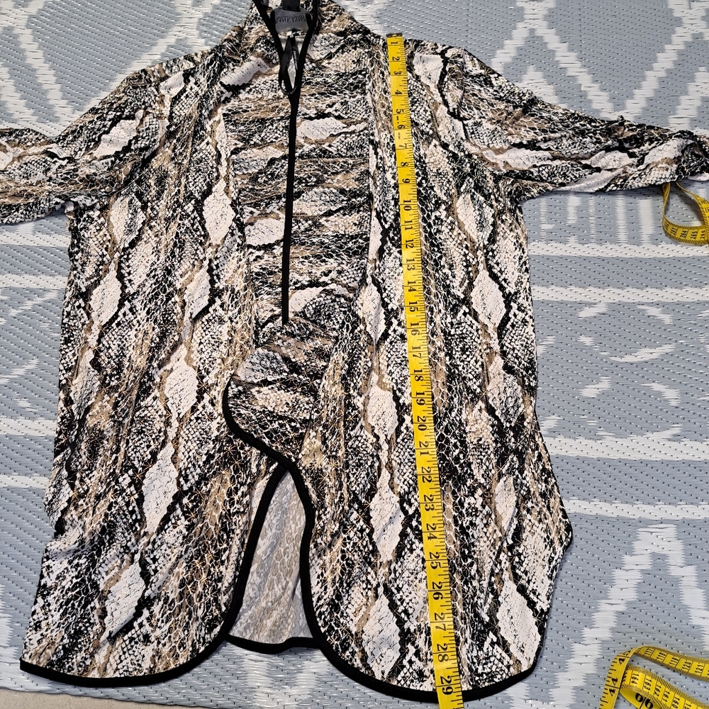 Frank Lyman snake print open-front cardigan jacket with 3/4 sleeves. - Picture 6 of 6